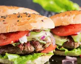 Jak idealnie piec burgery wołowe w piekarniku, aby były soczyste