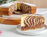 Wilgotne ciasto zebra z efektem pasków, posypane cukrem pudrem. Idealne na deser.