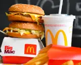 Dwa Big Maci, frytki i napój. Zastanawiasz się, ile kcal ma burger z burgerowni?