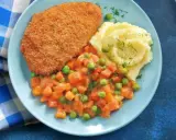 Idealne danie co na sobotni obiad: panierowany kotlet, puree ziemniaczane z koperkiem i warzywa w sosie.