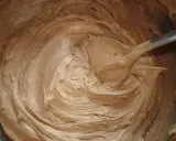 Gładki, puszysty krem russel w misce, z widocznymi śladami mieszania łyżką. Idealny do tortów i deserów.