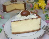 Wspaniały sernik z mascarpone, udekorowany czekoladowymi jajeczkami i wiórkami białej czekolady, idealny na Wielkanoc.