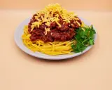 Spaghetti bolognese z tartym serem i natką pietruszki. Prosty przepis na pyszny obiad.