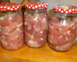 Trzy słoiki z mięsem na gulasz, gotowe do pasteryzacji. Zastanawiasz się, jak długo pasteryzować gulasz w słoiku?