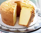 Puszyste, wilgotne ciasto z białek, z lekko zarumienioną skórką, prezentuje się apetycznie na srebrnej paterze.