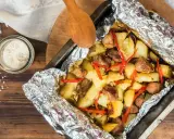 Szybkie danie z fileta z kurczaka i ziemniaków zapiekanych w folii z papryczką chili. Idealne, gdy nie wiesz, co zrobić z fileta z kurczaka na szybko.