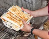 Talerz pełen pysznego, grillowanego kebab w picie, gotowy do podania.
