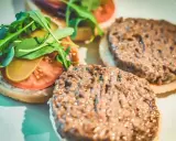Gotowe hamburgery z Biedronki: jak przyrządzić pyszne burgery z rukolą, pomidorem i ogórkiem.
