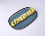 Roladki sushi w panierce tempura, idealne do domowego przepisu. Chrupiące i pyszne!