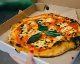 Ile kalorii ma mała pizza? Zaskakujące różnice w kaloryczności