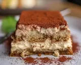 Pyszny kawałek tiramisu z mascarpone, posypany kakao. Idealny na deser, gdy szukasz sprawdzonego przepisu.
