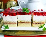 Pyszny biszkopt z serkiem mascarpone i bitą śmietaną, przełożony dżemem, z galaretką truskawkową i malinami.