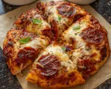 Pyszna pizza z pepperoni, z ciągnącym się serem i świeżą bazylią, przygotowana w air fryerze.