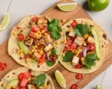 Kolorowe tortille z grillowanym tofu, kukurydzą, pomidorami, awokado i papryczką chili. Idealny lekki obiad.