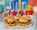 Mini burgery na drewnianej desce, idealne na przyjęcie. Gdzie kupić bułki do mini burgerów? Tutaj!