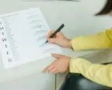 Planowanie posiłków na tydzień, w tym menu na weekendowe grillowanie. Kobieta zaznacza wypite szklanki wody.