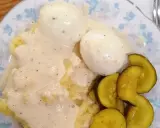 Stare przepisy na obiad: ziemniaki z jajkami w sosie i ogórki kiszone. Klasyka domowej kuchni.