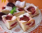 Pyszne ciasto ze śliwkami na oleju i jogurcie, posypane cukrem pudrem. Idealne na deser!