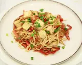 Pyszny makaron z tofu, papryką i szczypiorkiem, posypany chili. Idealne danie dla wegan.