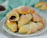Rogaliki drożdżowe z czekoladą, posypane cukrem pudrem. Smak dzieciństwa, jak u babci!
