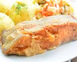 Chrupiący halibut smażony na złoto, podany z purée ziemniaczanym i surówką. Pyszny obiad gotowy!