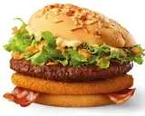 Apetyczny burger drwala z chrupiącym plackiem cebulowym, soczystą wołowiną, chrupiącym boczkiem i świeżą sałatą.