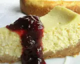 Pyszne ciasto z serka wiejskiego, kremowe i puszyste, polane gęstym, wiśniowym musem. Idealne na deser.