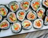 Gotowe rolki sushi z łososiem, awokado, ogórkiem i marchewką. Idealne, by zacząć przygodę, jak zrobić sushi!