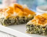 Chrupiąca, złocista spanakopita z warstw ciasta filo i aromatycznym nadzieniem ze szpinaku i sera feta.