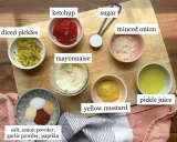 Składniki do sosu big mac: majonez, ketchup, musztarda, cukier, cebula, ogórek, przyprawy i sok z ogórków.