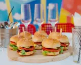 Mini burgery gdzie kupić? Na przyjęciu, gdzie serwują te pyszne, małe kanapeczki z soczystym mięsem i świeżymi warzywami.