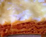 Warstwy makaronu, sosu mięsnego i sera tworzą apetyczny przekrój lasagne. Idealny prosty przepis na lasagne z mięsem mielonym.