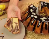 Pyszna babka marmurkowa z polewą czekoladową i migdałami. Idealna na wielkanocny stół, zgodnie z przepisem na babkę marmurkową.
