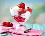 Pyszne lody nuii z malinami i truskawkami w pucharku.