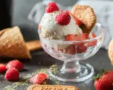 Pyszne domowe lody przepis babci z malinami, truskawkami i ciasteczkami. Idealny deser na upalne dni.