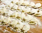 Gotowe do gotowania pierogi z serem, jak z przepisu na pierogi z serem Magdy Gessler. Idealne na rodzinny obiad.