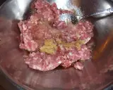Mielone mięso z dodatkami, gotowe do przygotowania soboro. W metalowej misce znajduje się surowe mięso mielone, przyprawy i sos.
