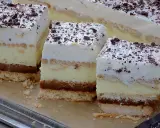 Pyszne ciasto 3 bit prosty przepis. Warstwy biszkoptu, kremu, karmelu i bitej śmietany, posypane czekoladą.
