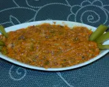 Pyszna pasta z makreli w pomidorach, podana z ogórkami konserwowymi. Idealna na kanapki.