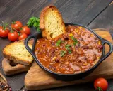 Gęste chili con carne z fasolą i kukurydzą, podane z chrupiącym pieczywem. Idealne na obiad na dwa dni.