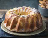 Złocista babka wielkanocna, posypana cukrem pudrem i skórką cytrynową. Idealna na święta, gdy szukasz sprawdzonego babka wielkanocna przepis.