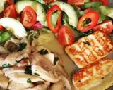 Pyszne halloumi z grilla podane z sałatką z awokado, pomidorów i papryki.