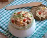 Pyszna pasta z tuńczyka i twarogu, z dodatkiem jajka i papryki, podana w słoiczku. Idealna na kanapki.