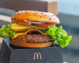 Ile kosztuje hamburger w Mc? Ceny w różnych miastach Polski