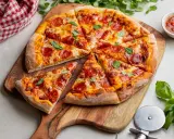 Pyszna pizza pepperoni z ciągnącym się serem i świeżą bazylią, gotowa do podania.