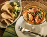 Pyszne ceviche z łososiem w kieliszku, obok miseczka z awokado i chipsami. Idealne na letni obiad.