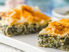 Chrupiąca, złocista spanakopita z warstw ciasta filo i aromatycznym nadzieniem ze szpinaku i sera feta.