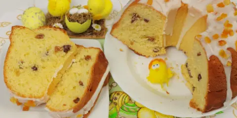 Najłatwiejsza babka drożdżowa z rodzynkami, polana lukrem i ozdobiona kandyzowaną skórką pomarańczową. W tle wielkanocne kurczaczki i pisanki.