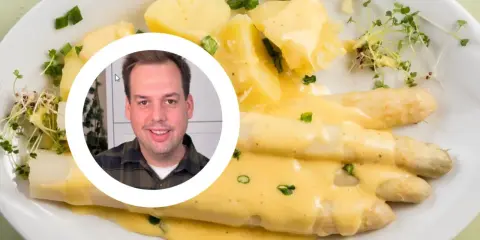 Białe szparagi w sosie holenderskim z ziemniakami i kiełkami. Uśmiechnięty mężczyzna w okręgu.