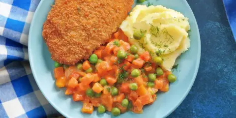 Idealne danie co na sobotni obiad: panierowany kotlet, puree ziemniaczane z koperkiem i warzywa w sosie.